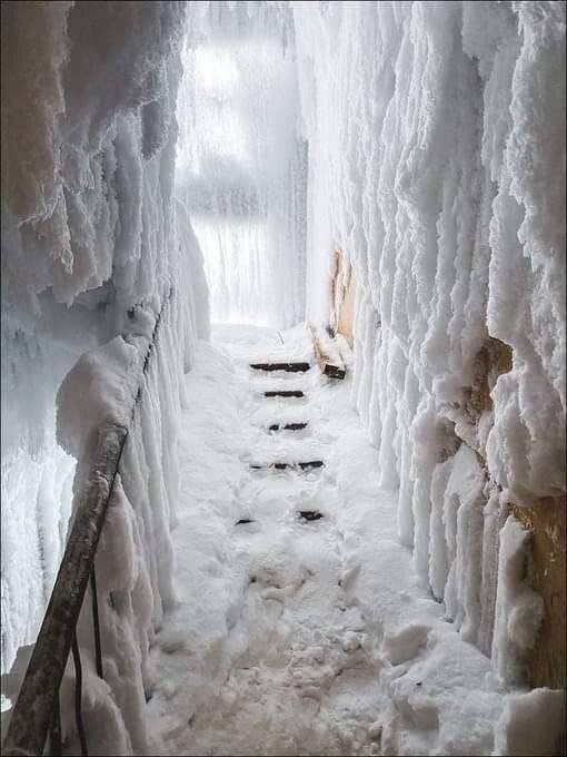 Замръзнали стълби във вход на заледени квартири в Русия